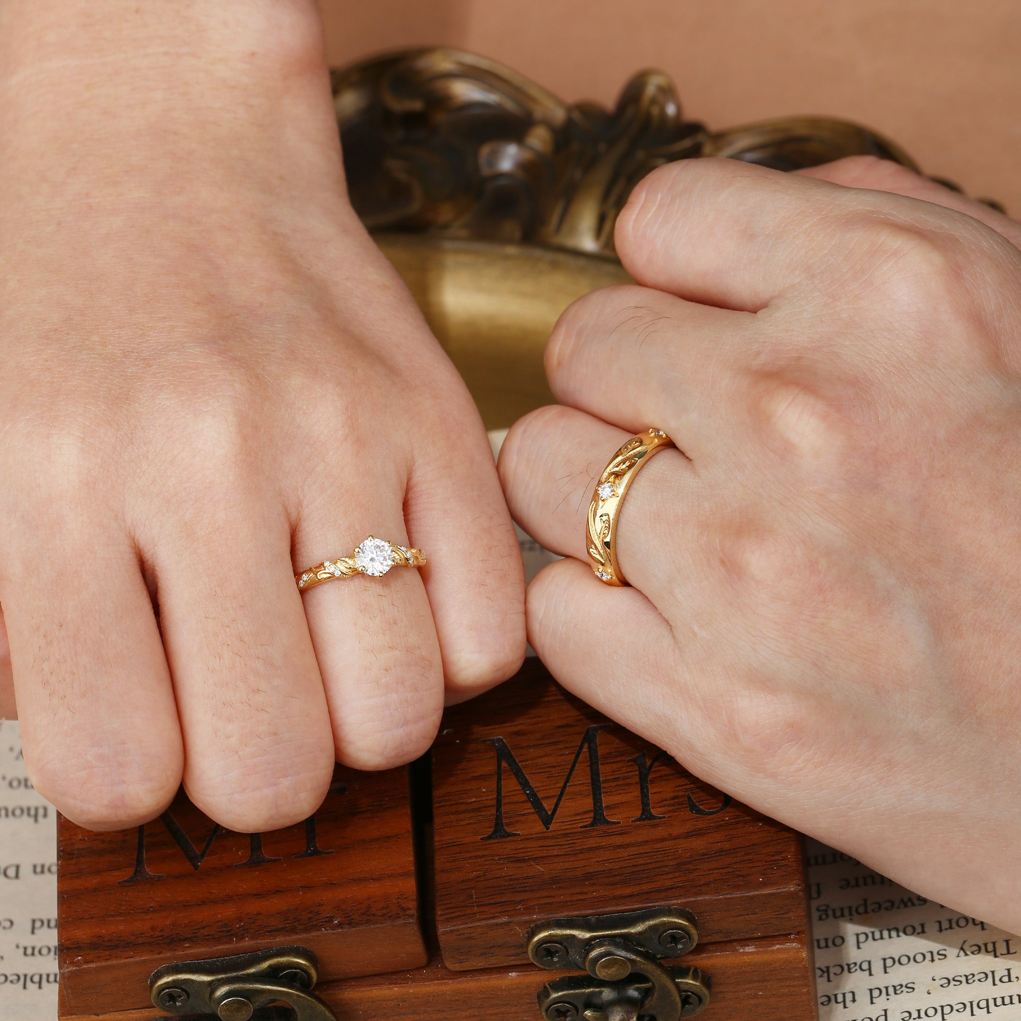 Marcella - Moissanite Leaf Engraving Vintage Couple Ring