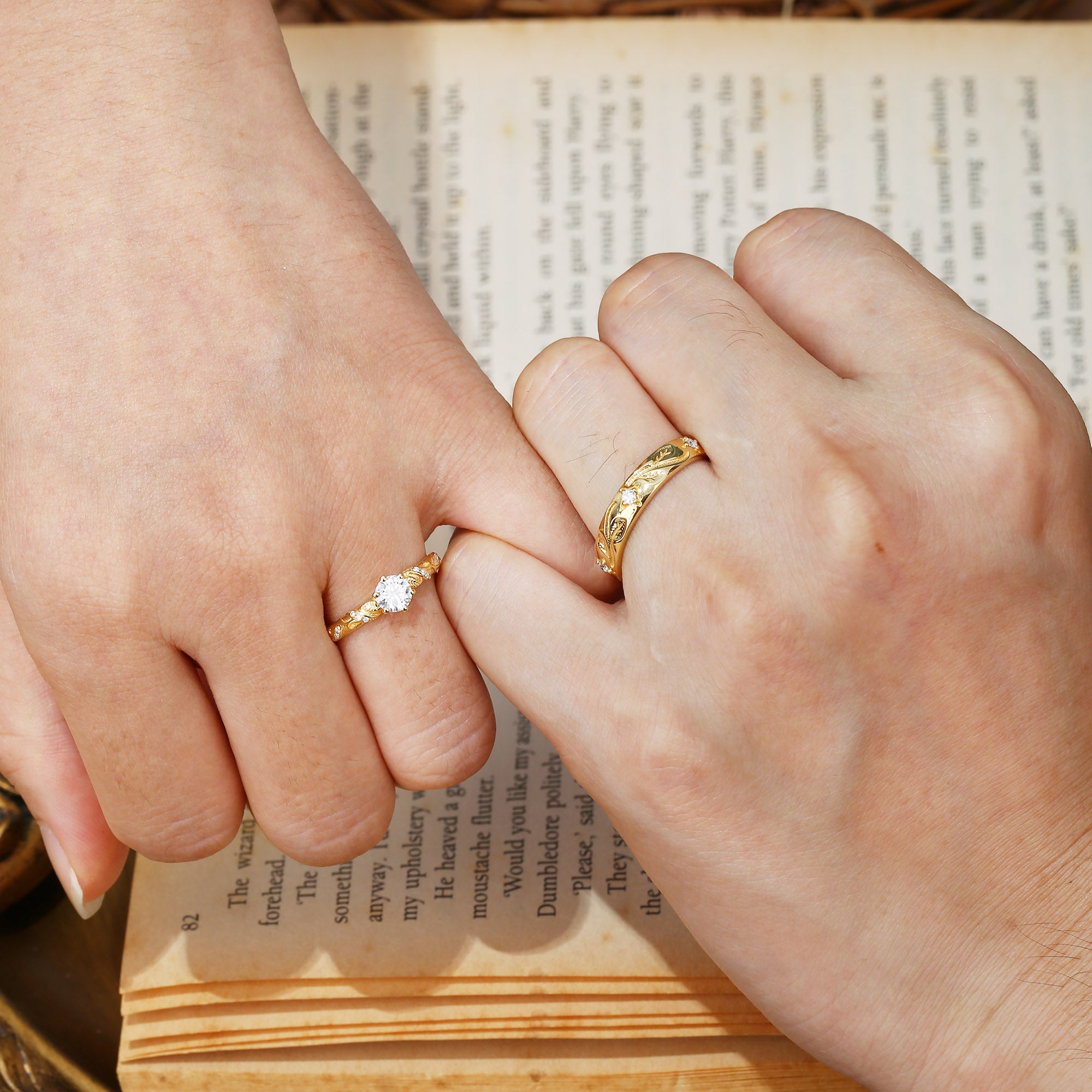 Marcella - Moissanite Leaf Engraving Vintage Couple Ring