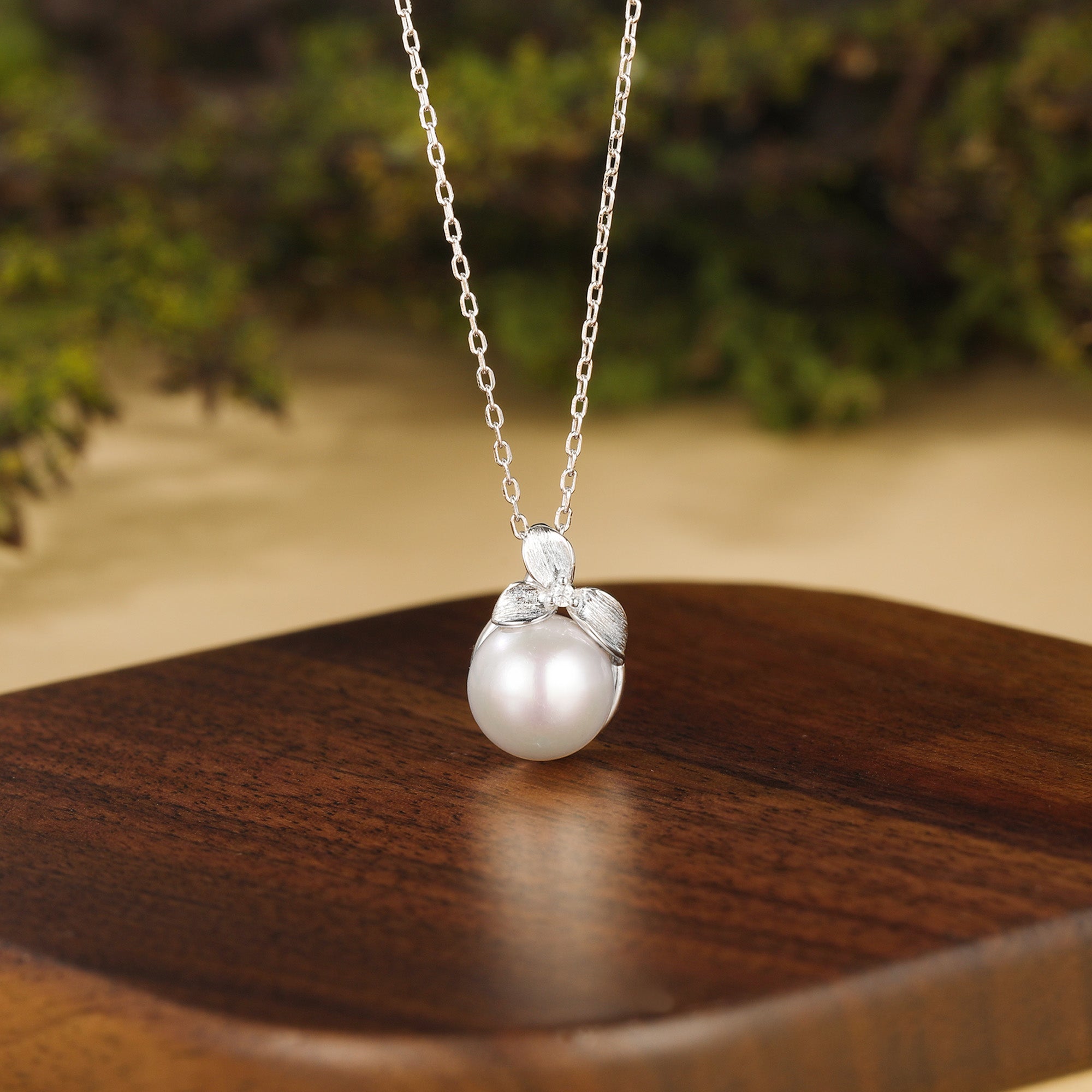 Round Cut Pearl Women Blossom Necklace