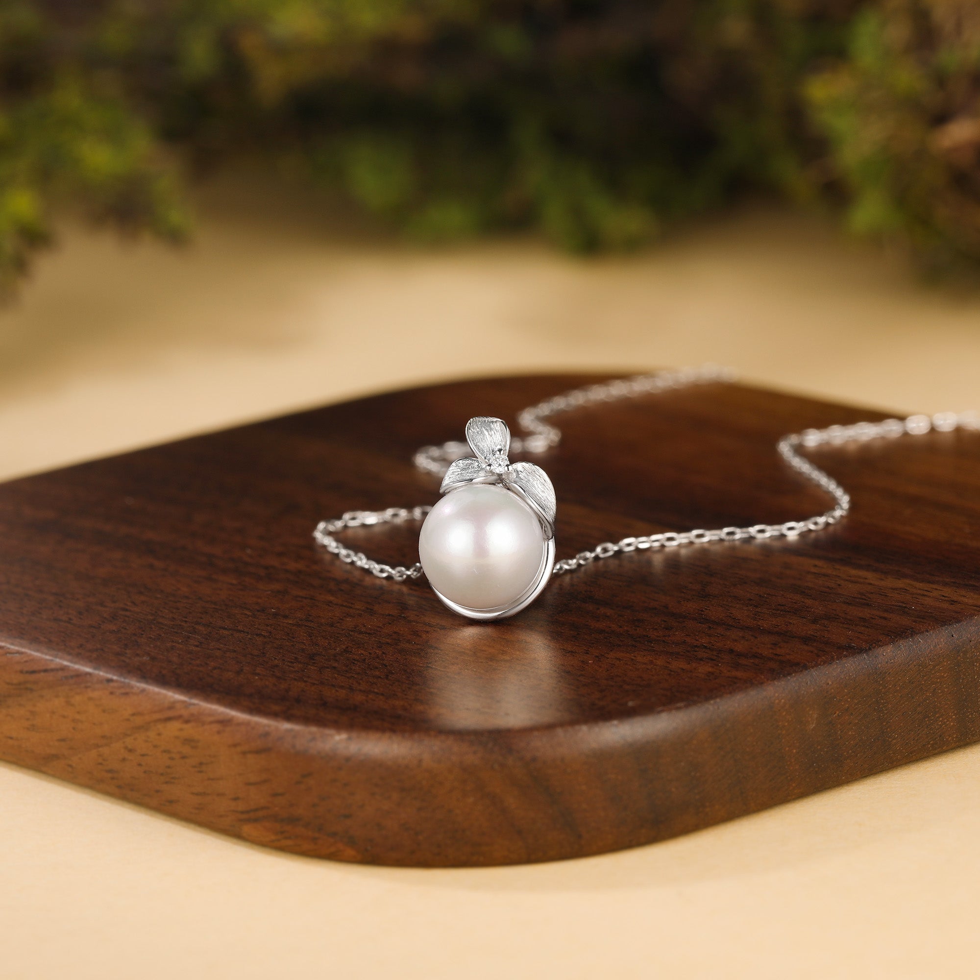Round Cut Pearl Women Blossom Necklace
