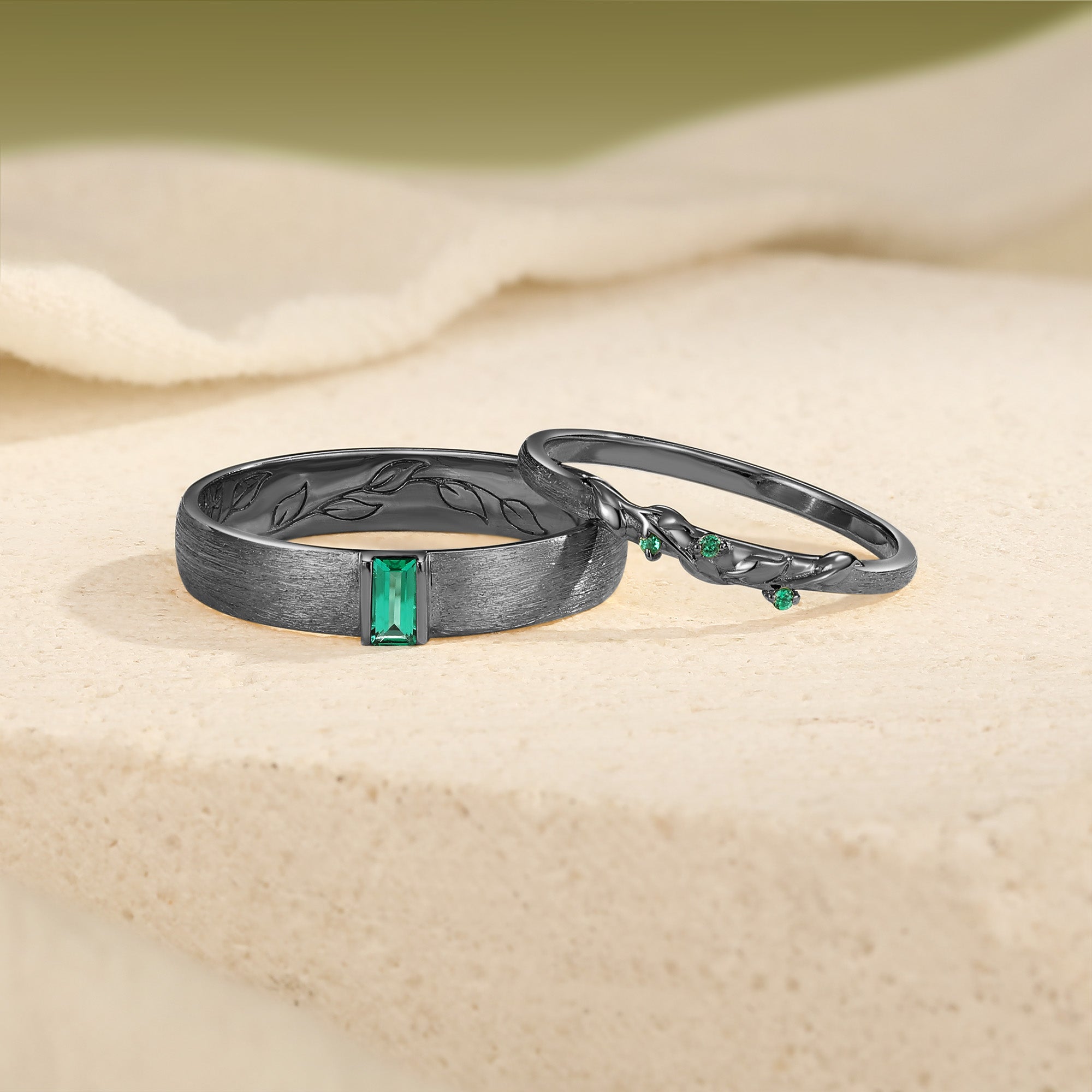 Brushed Emerald with Hidden Inner Leaf Engraving Couple Ring