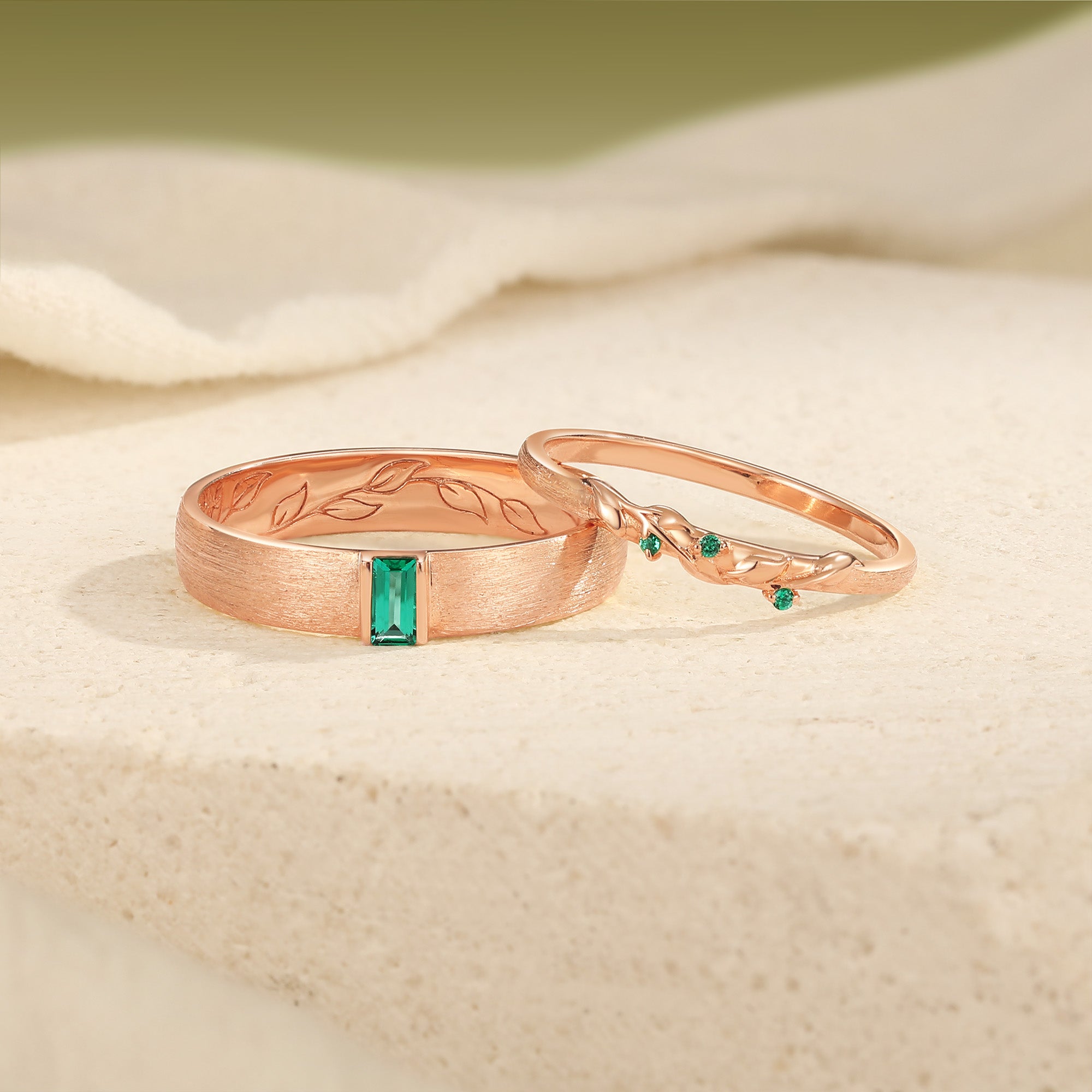 Brushed Emerald with Hidden Inner Leaf Engraving Couple Ring