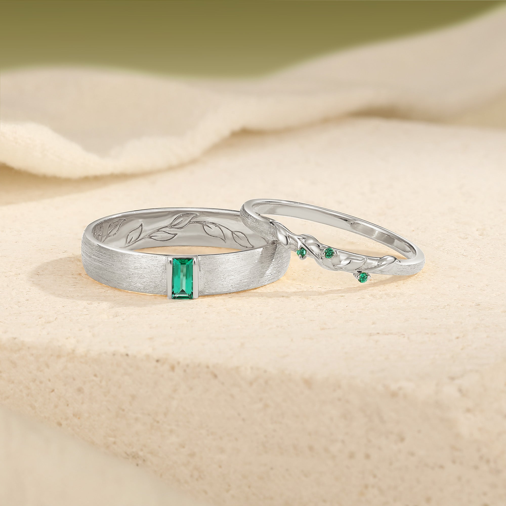 Brushed Emerald with Hidden Inner Leaf Engraving Couple Ring