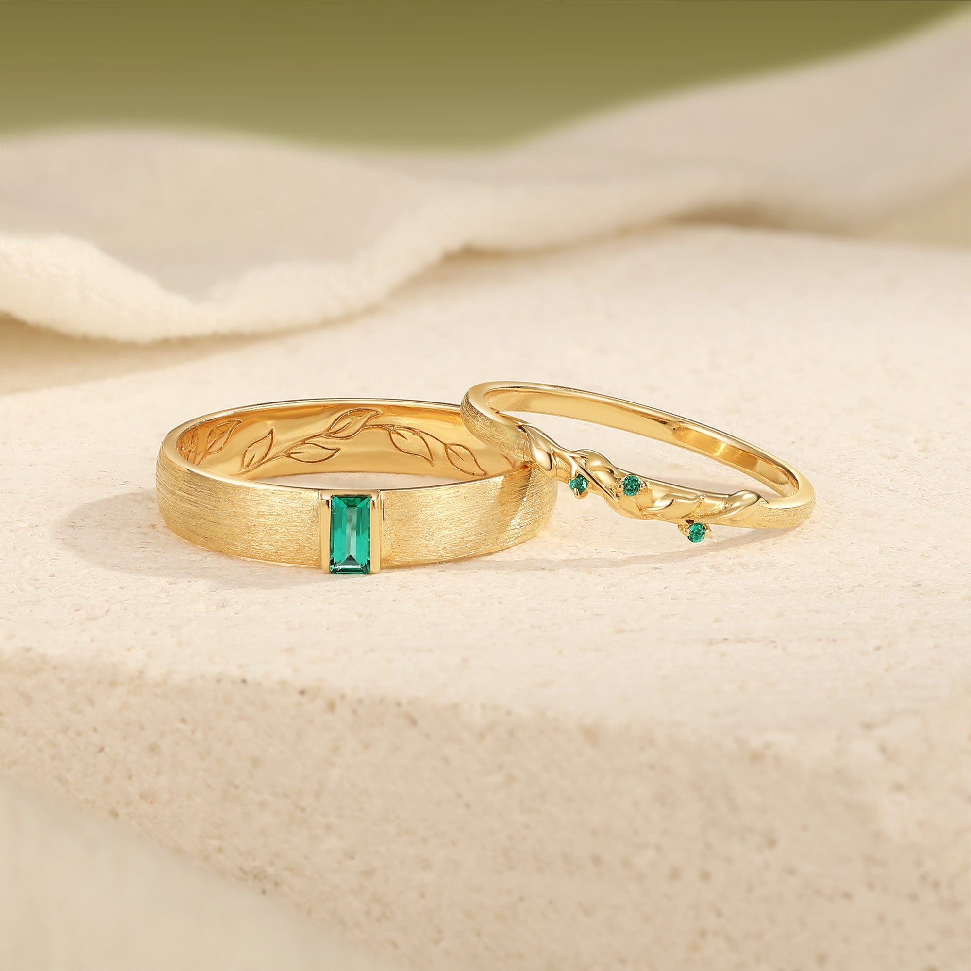 Brushed Emerald with Hidden Inner Leaf Engraving Couple Ring